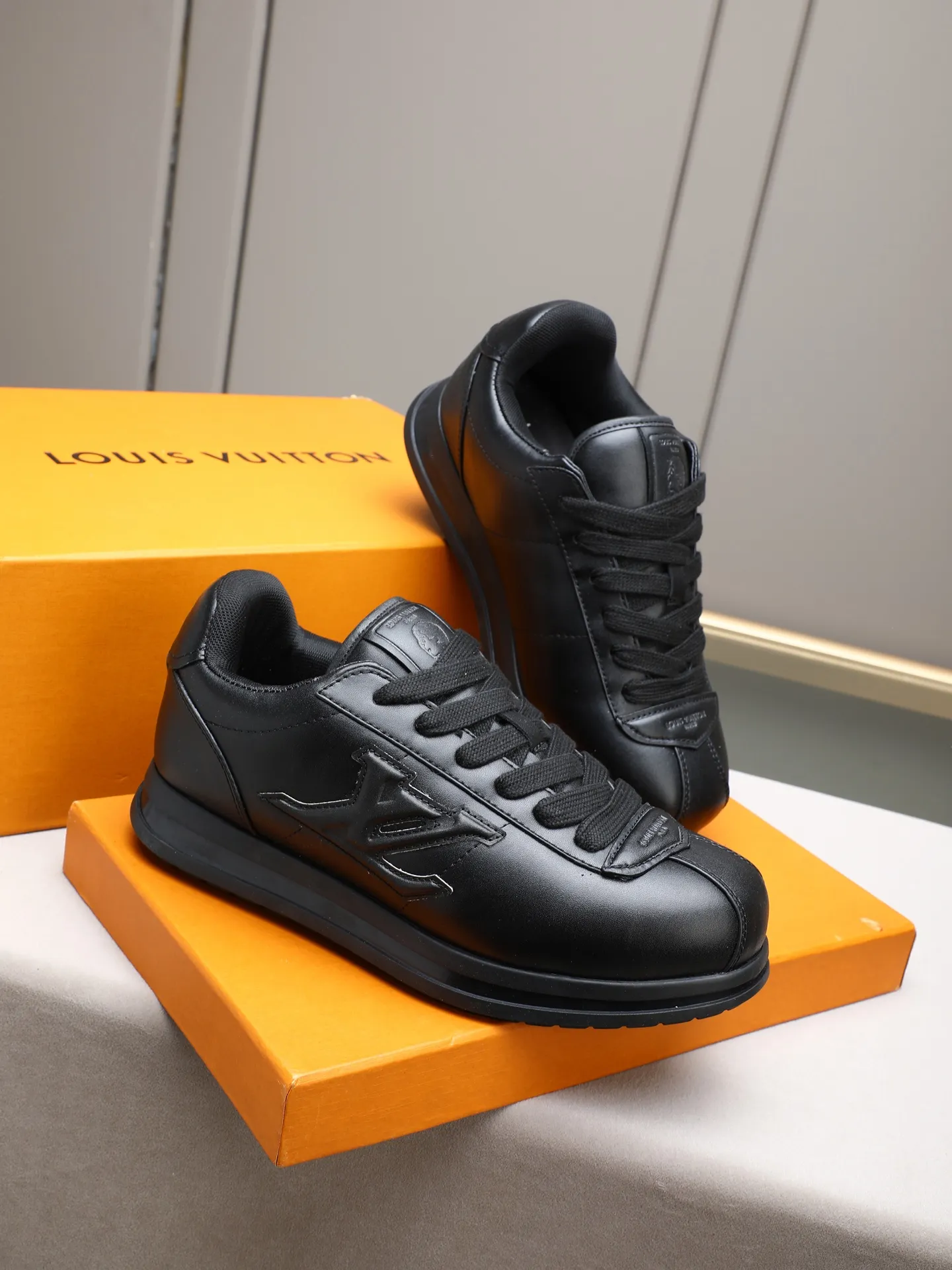 PP560 LV Louis Vuitton L Jialu Brand Runner Tatic Series Thick-soled Casual Sports Shoes Running Shoes Original purchase, development and production This LV Runner Tatic sports shoe combines technical materials such as mesh fabric and ribbons to interpret the inspiration of traditional mountaineering shoes. LV letters are written on one side, the lariat buckle of the quick lacing system is embellished with Monogram flowers and Louis Vuitton logos, and the light and wear-resistant rubber outsole completes the whole. ▪️Fabric: Original imported cowhide + mesh ▪️Inner lining: Original customized breathable mesh ▪️Sole: Original open-molded anti-slip rubber combination material ▪️Size: Men's 38-44 (customized for 45 and 46)